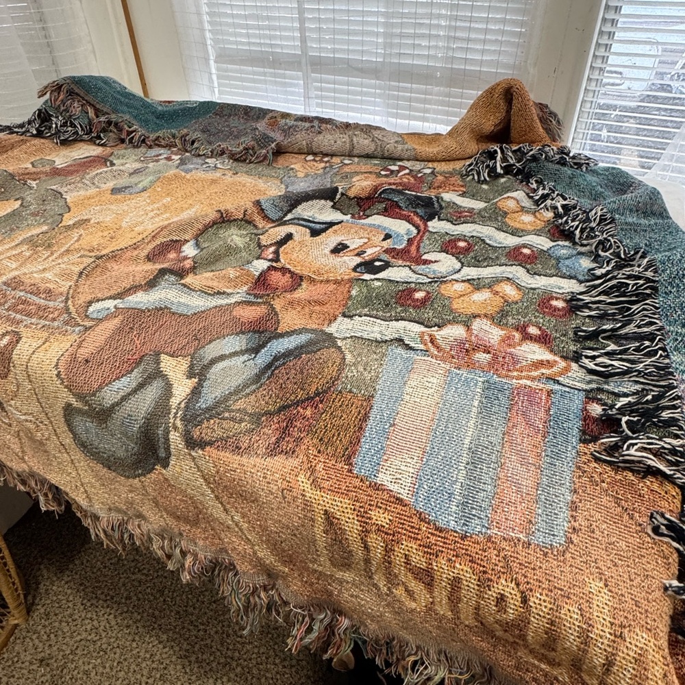 Disney Micky Mouse Christmas Resort Tapestry Woven Blanket Limited Release Pluto